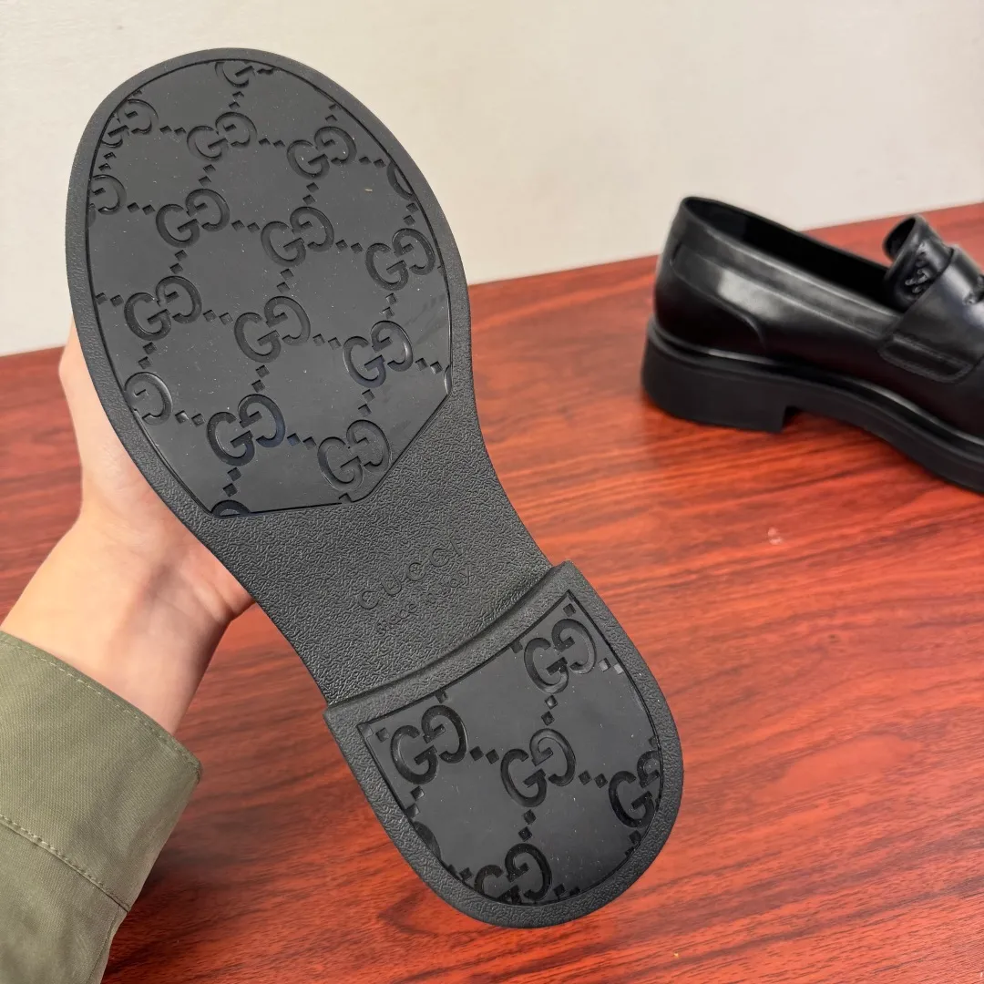 Batch 800 Gucci/Gucci new men's loafers with GG details, thick-soled slip-ons! The design of this men's lace-up shoe is rooted in the brand's heritage. It is carefully crafted from high-quality calfskin/open-edge beaded cowhide/suede cowhide. It is made of various leather types and is embellished with GG printed embossed suede leather details, which pays homage to Gucci's classic monogram. The rubber sole with GG pattern adds a modern touch to the design. Classic and simple sponge cake style design. European and American classic version, full calfskin lining. The overall upper texture is soft. The lining is comfortable and breathable. 2CM thickened soft rubber sole, easy to control. Versatile and stylish on the foot. Available in multiple colors to meet different matching needs. Full package! Size: 39-40-41-42-43-44 leather shoe size (can be customized to 38.45.46) Item number: 7826 Loafers smooth cowhide